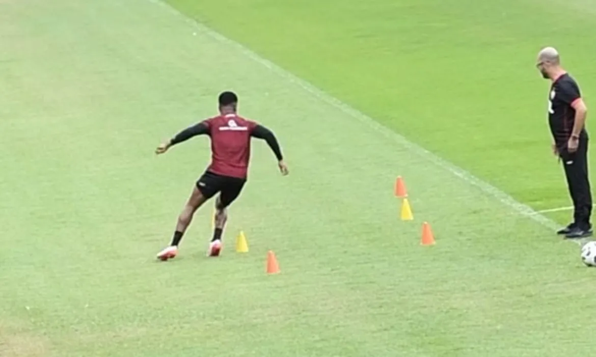 Jamerson durante trabalho no CT Manoel Pontes Tanajura