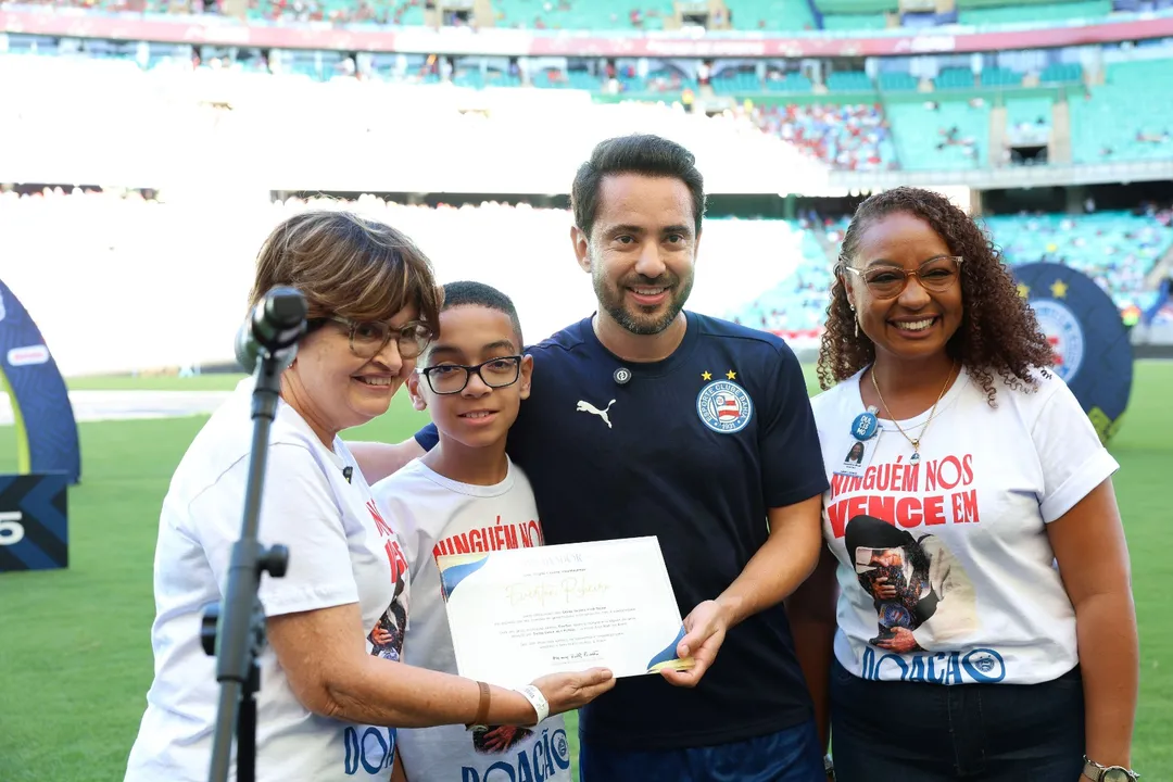 Everton Ribeiro foi homenageado antes do jogo do Bahia