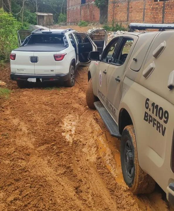 A vítima foi encontrada dentro do próprio carro