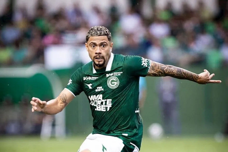 Emprestado pelo Vitória, Wellington Rato rompe o ligamento cruzado e será operado. Recuperação deve durar até 12 meses, afastando-o de 2025 e 2026.