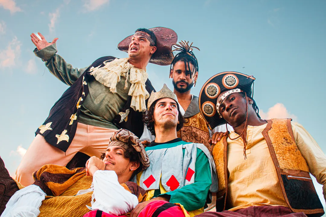 Em cena na imagem, atuadores: Quadernas (Jean Angelote, Iraquitan Sant’Anna, Dinailton
Dias, André Brun e Ruan Ribeiro), Corregedor (Peufran Bahr).