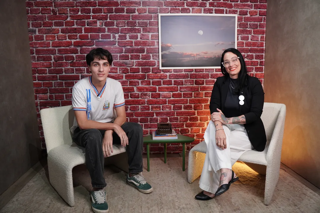 Estudante Emanuel Bernabó e a psicóloga Cláudia Oliveira