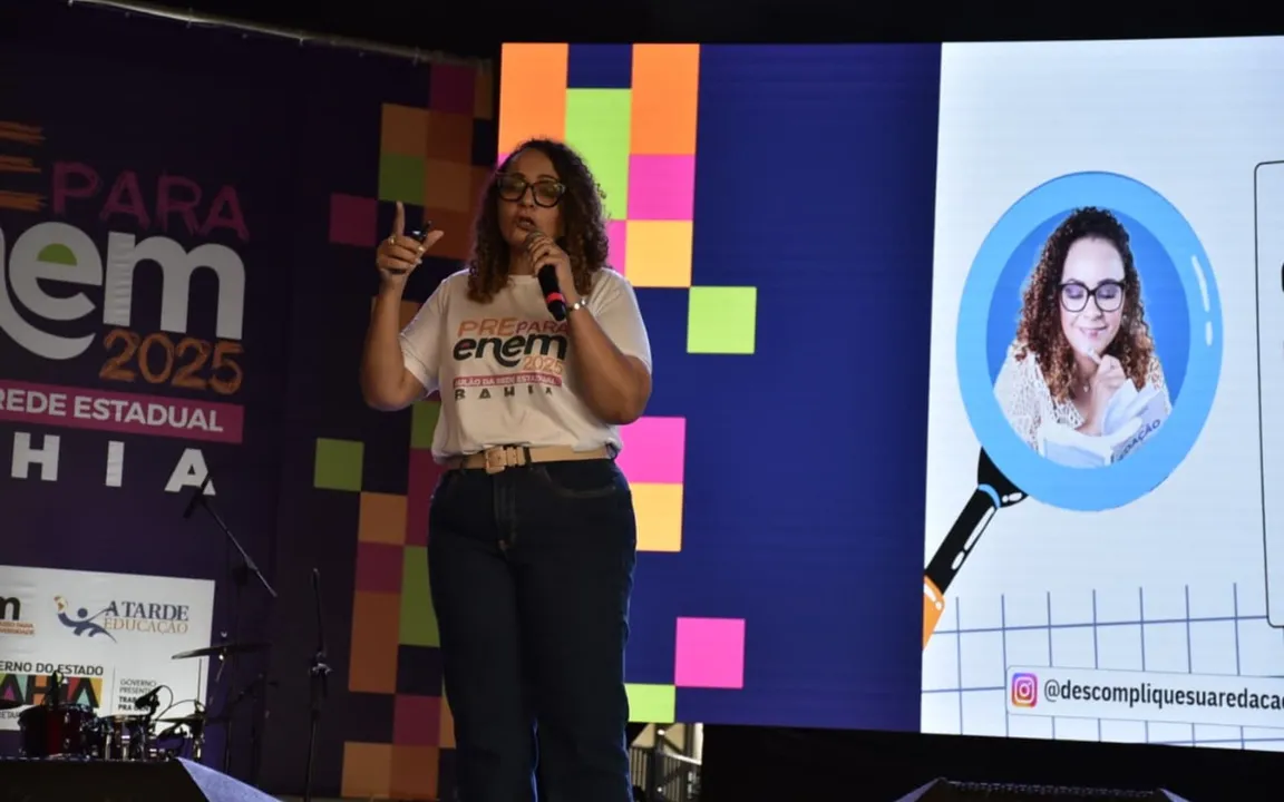 Professora de redação Vina Queiroz