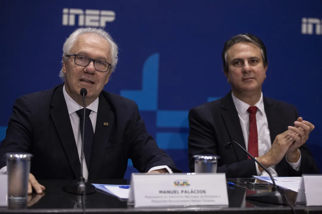 Ministro da Educação, Camilo Santana (d), e o presidente Inep, Manuel Palacios (e)
