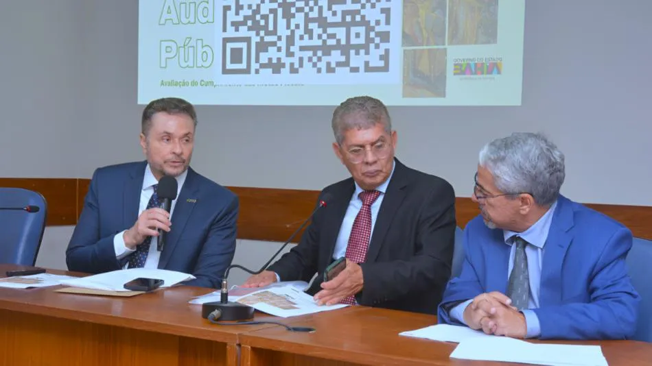 Vitória (esq.) esteve na Comissão de Finanças