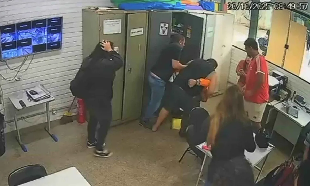 Momento em que professor é agredido por pai de aluna após bronca por uso de celular