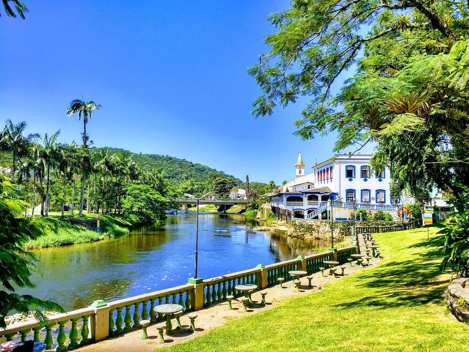 Rios e pontes que transformam cada rua em cenário de filme