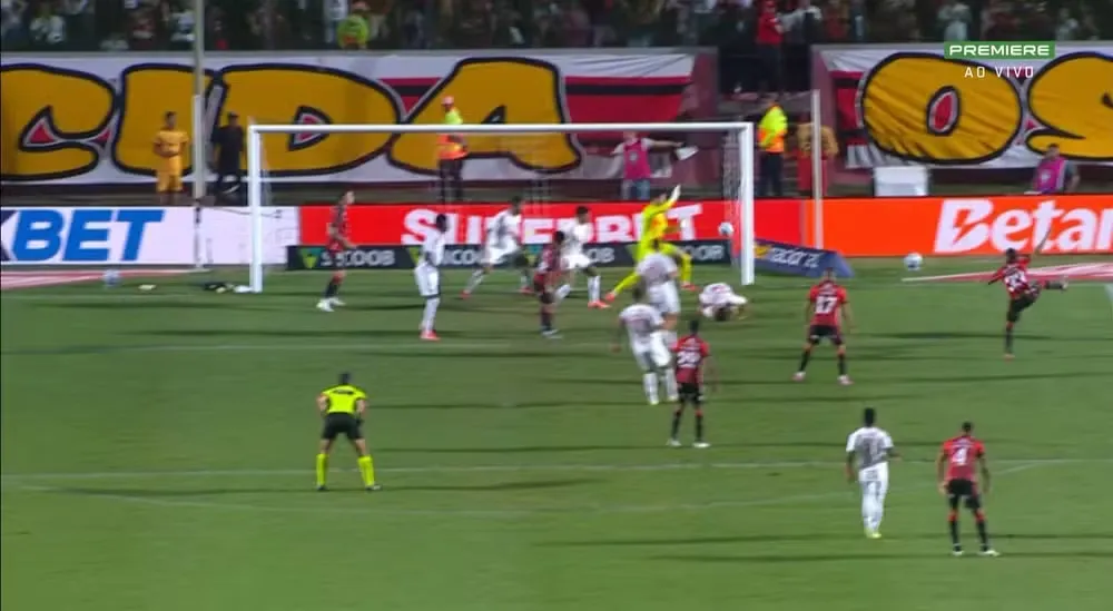 Chute de Erick furou a rede pelo lado de fora