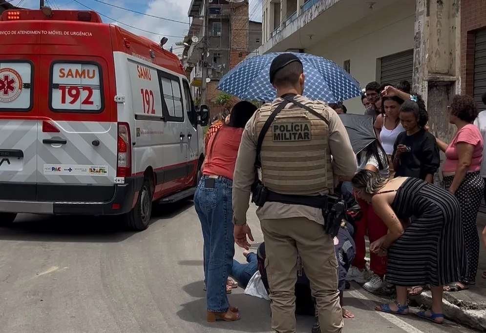 Menina caiu após porta traseira do micro-ônibus se abrir