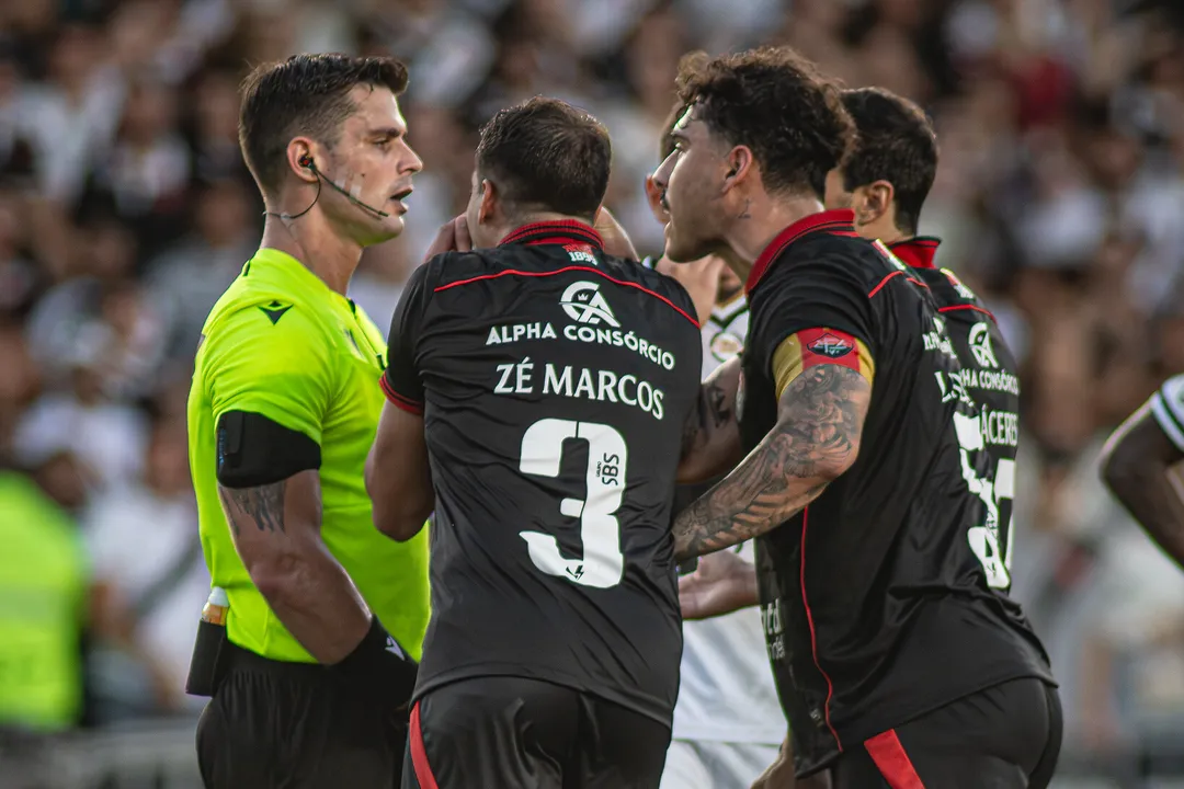 Arbitragem de Vasco 4x3 Vitória revoltou a diretoria rubro-negra