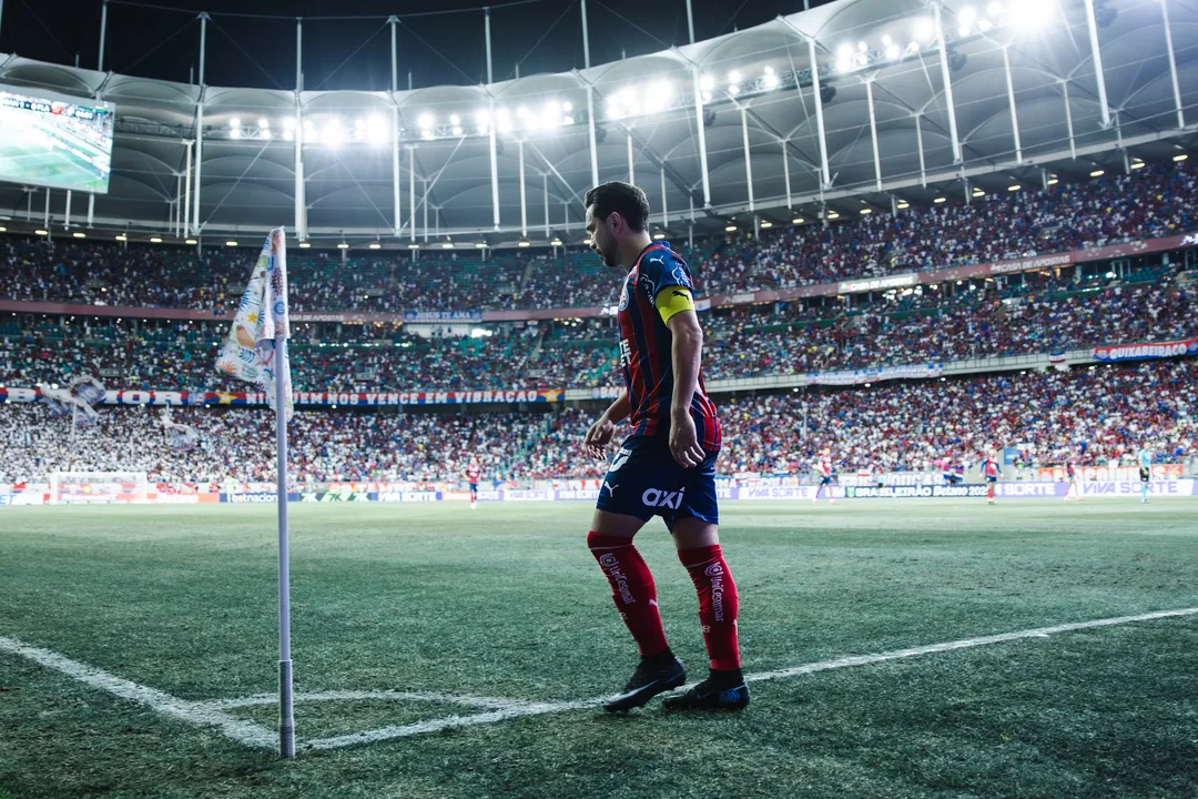 Éverton Ribeiro, camisa 10 do Bahia, emociona ao falar sobre a descoberta do câncer de tireoide. Ele relata o baque, a cirurgia e a força da família na recuperação.