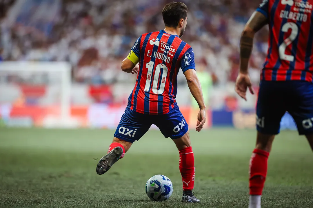 Em revelação nas redes sociais, Éverton Ribeiro informou ter câncer de tireoide e que realizou cirurgia com sucesso