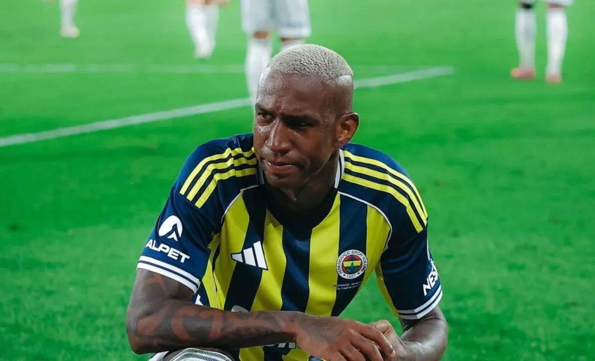Anderson Talisca em campo pelo Fenerbahçe