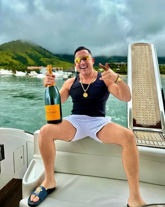 Kel Ferreti, de 40 anos, possui mais de 1 milhão de seguidores no Instagram