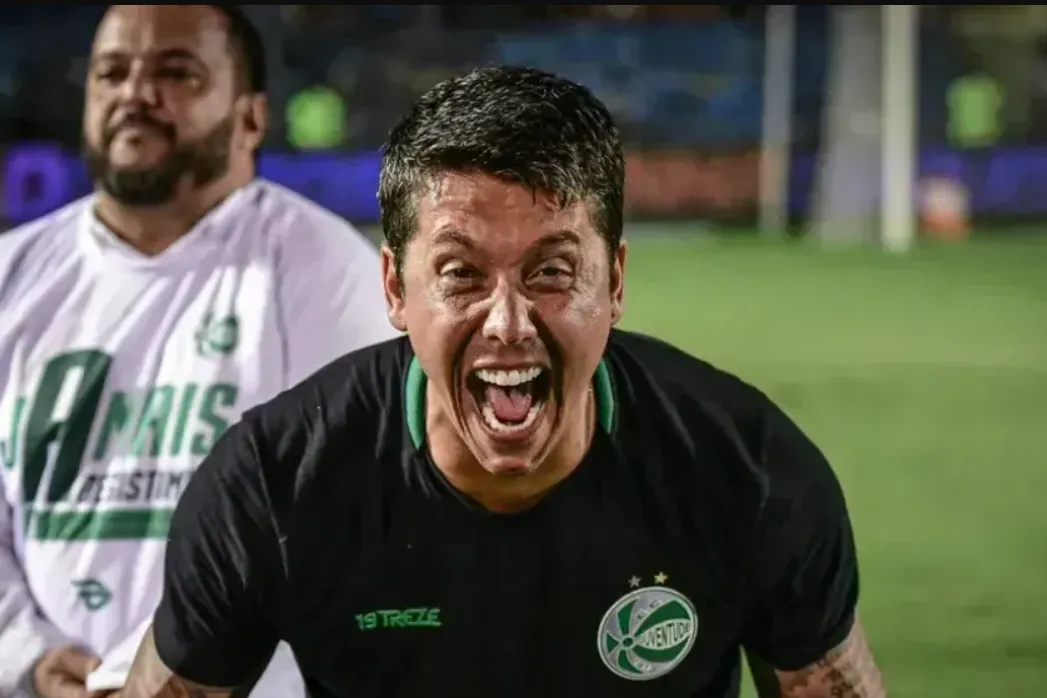 Mesmo com o Juventude na zona de rebaixamento e sem vencer há 6 jogos, Thiago Carpini defende seu trabalho e diz: "Eu sou muito bom naquilo que faço. Não me sinto ameaçado".