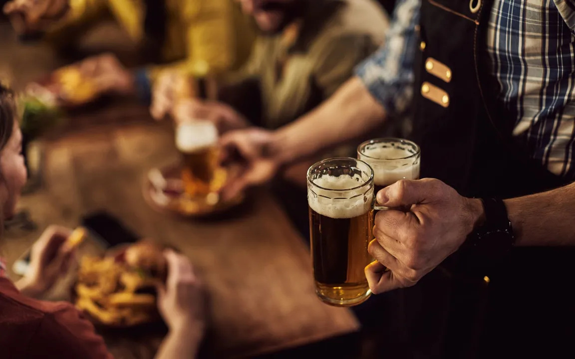 A famosa foi flagrada dormindo no bar
