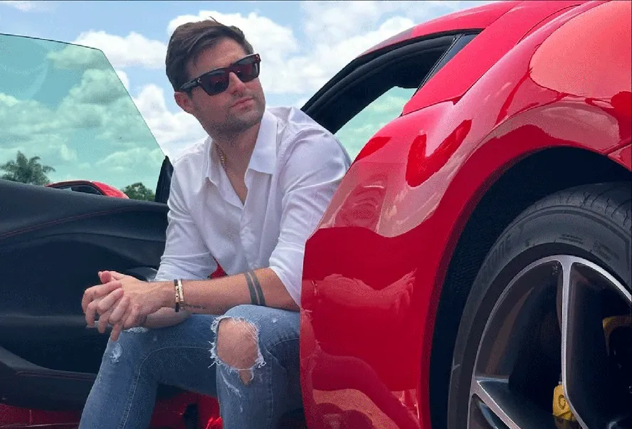 O influenciador dirigia uma BMW 320, quando foi atingindo uma motociclista