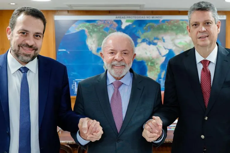 O presidente Luiz Inácio Lula da Silva se reuniu com o deputado federal Guilherme Boulos e o convidou para ocupar o cargo de ministro-chefe da Secretaria-Geral da Presidência da República. Boulos irá substituir o ministro Márcio Macêdo na função.