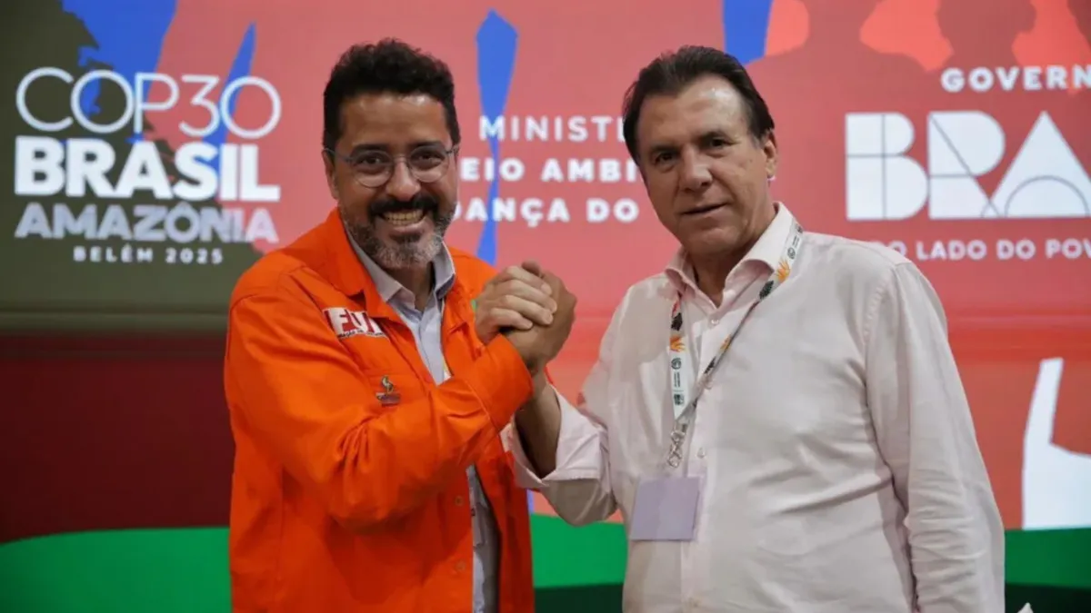 Deyvid Bacelar ao lado do ministro Luiz Marinho