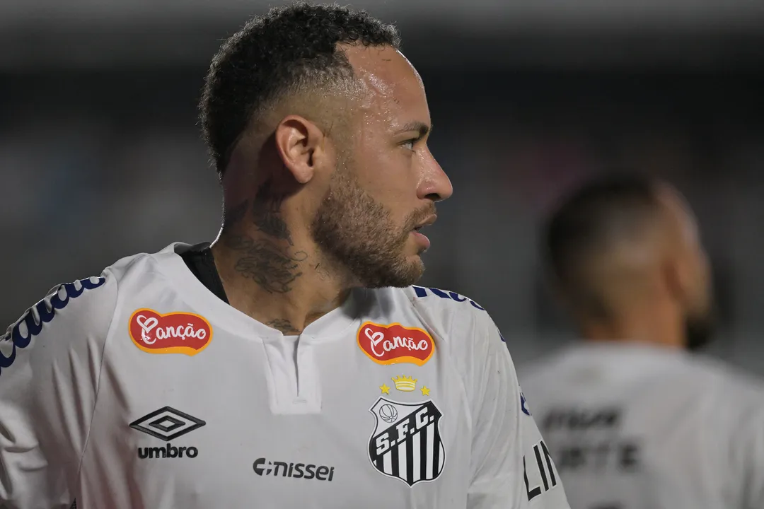 A família de Neymar comprou a marca Pelé por US$ 8 milhões e iniciará negociações com o Santos para desenvolver novos licenciamentos e ações comerciais ligadas ao legado do Rei do Futebol.