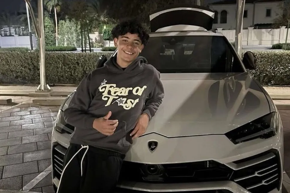 Cristiano Ronaldo Jr., filho do astro português, mostrou nas redes seu primeiro carro, um Lamborghini Urus S branco avaliado em R$ 1,6 milhão, presente herdado da coleção do pai.