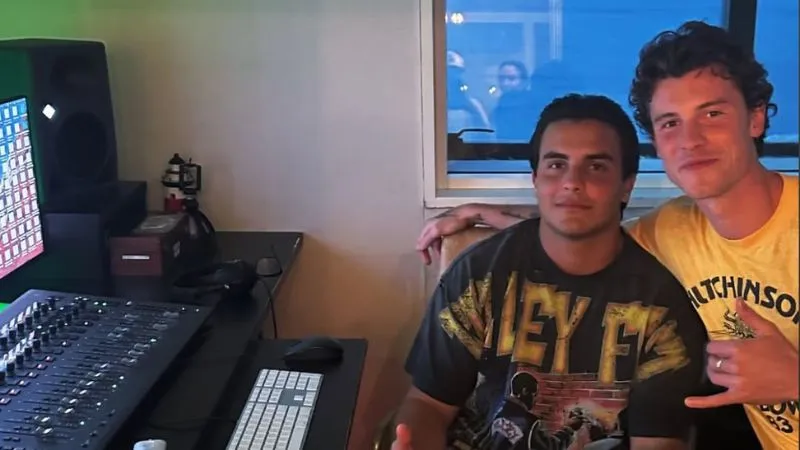 Filho de Ivete Sangalo ao lado de artista canadense