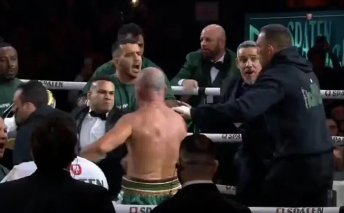 Rafael desferiu um soco em Wanderlei, após confusão generalizada envolvendo as equipes dos lutadores