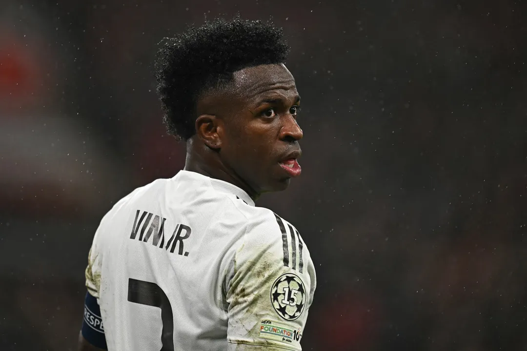 Após desentendimentos com Xabi Alonso e polêmica no El Clássico, Vinicius Jr. pode deixar o Real Madrid ao final da temporada. Confira os detalhes da tensão nos bastidores.