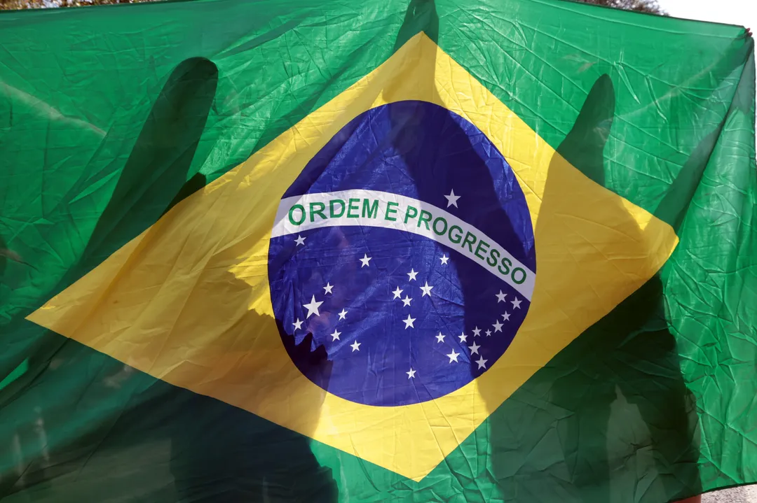 Bandeira do Brasil durante ato contra a PEC da Anistia e da Blindagem, no MASP.