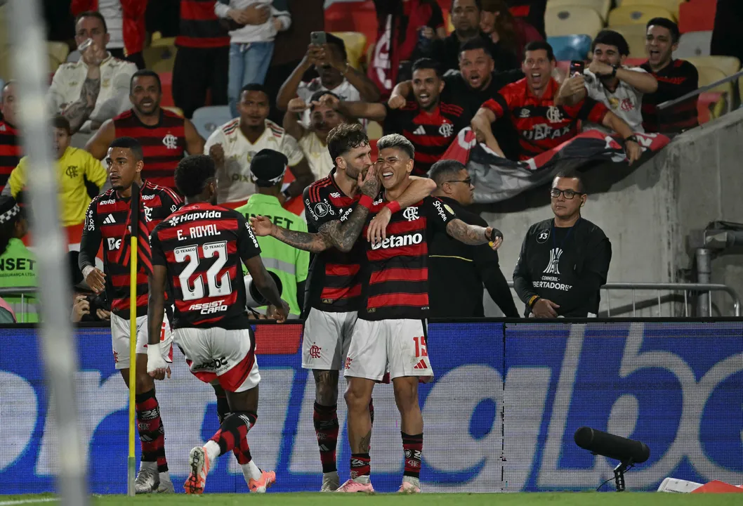 Colombiano Jorge Carrascal celebrando o gol do Flamengo contra o Racing