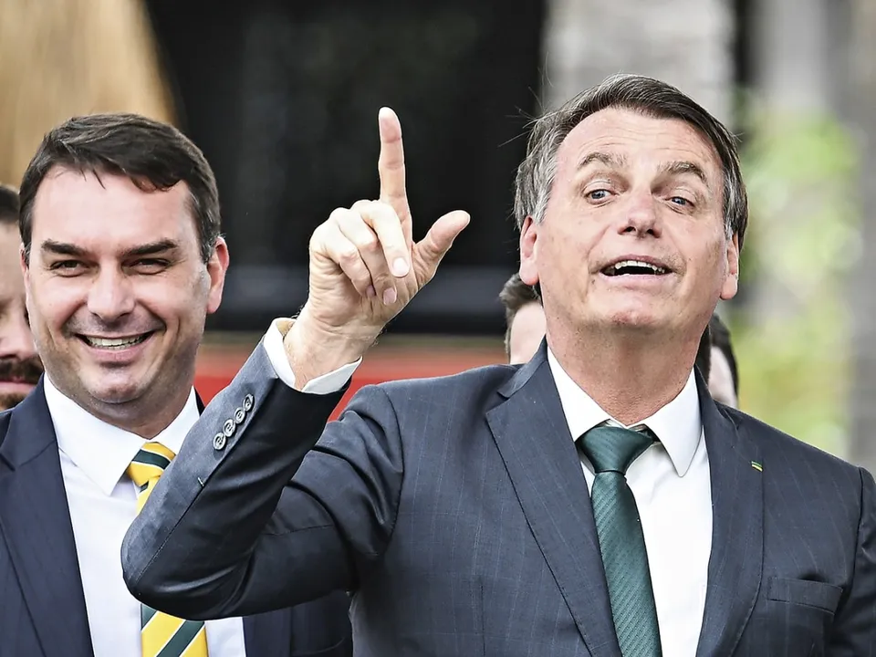 Flávio Bolsonaro (PL-RJ) e ex-presidente Jair Bolsonaro (PL)