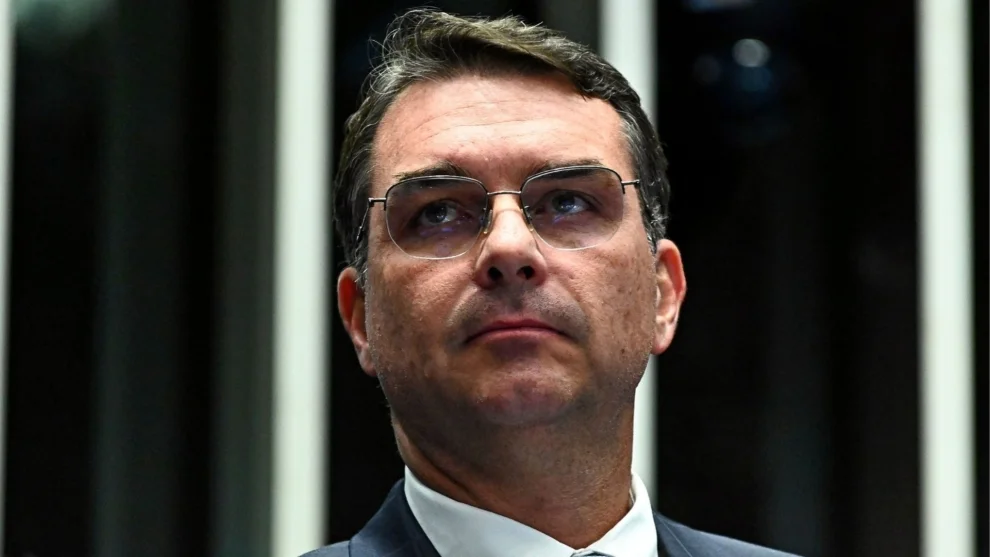 Flávio terá dificuldade em manter seu nome na disputa, avalia centrão.