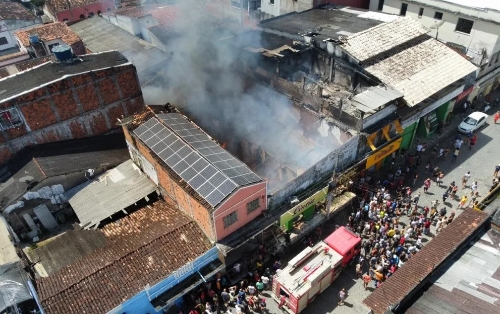 Incêndio atingiu duas lojas e o terraço de um depósito