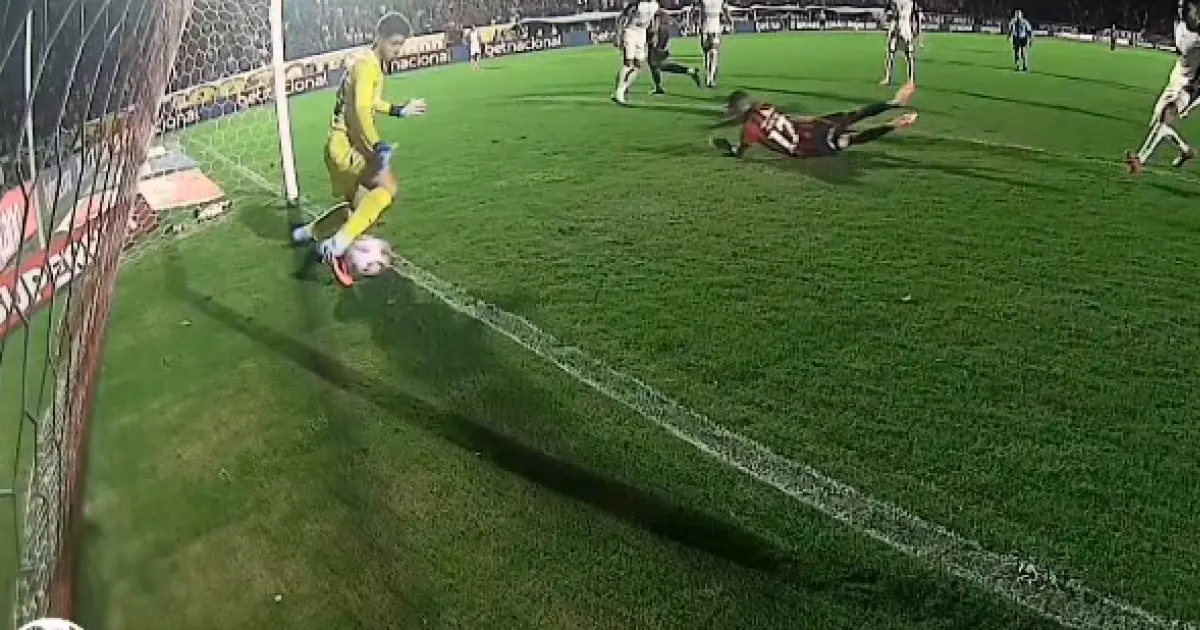 Houve questionamentos se a bola teria ultrapassado a linha na cabeçada de Aitor