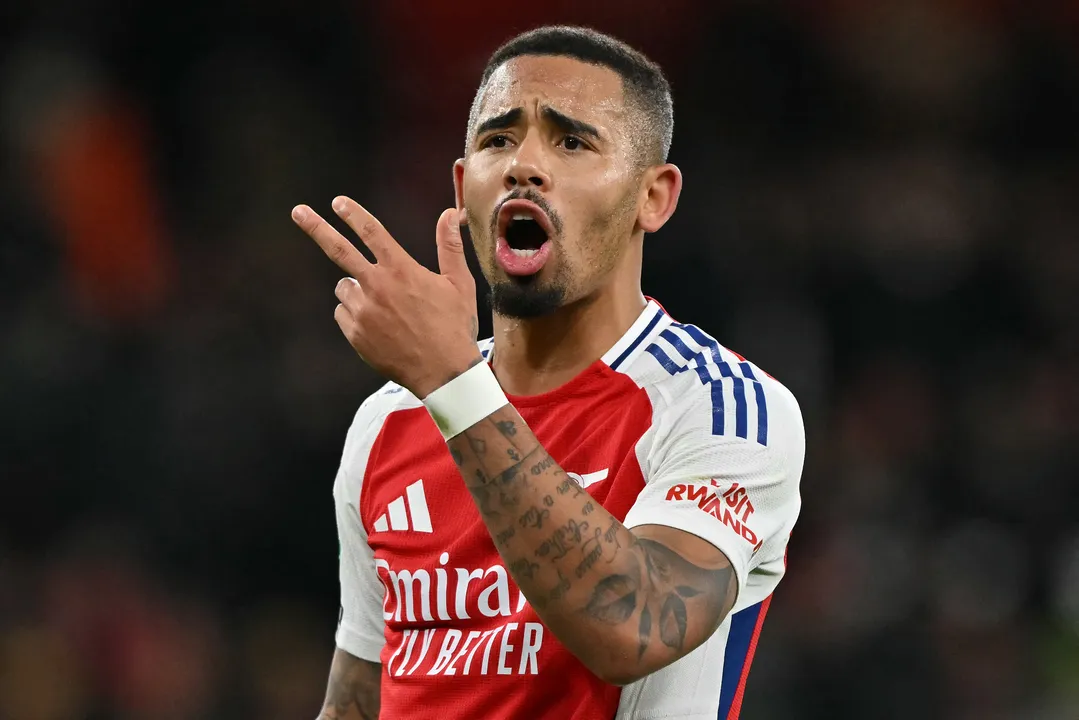 Atacante brasileiro Gabriel Jesus volta a treinar pelo Arsenal
