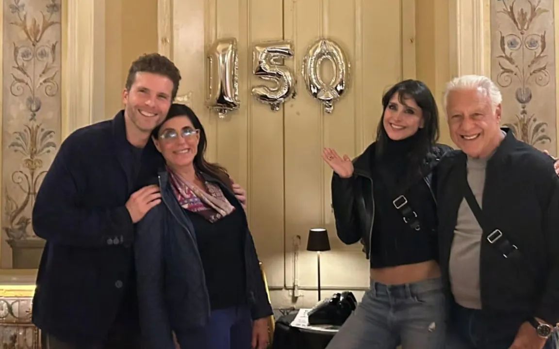 O ator está assinando o contrato com o canal