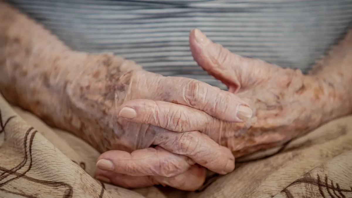 Idoso casado se envolveu com pessoa achando que era mulher