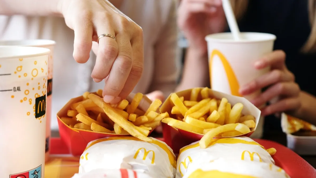 Os descontos incluem sanduíches, bebidas, sobremesas e vantagens em programas de fidelidade