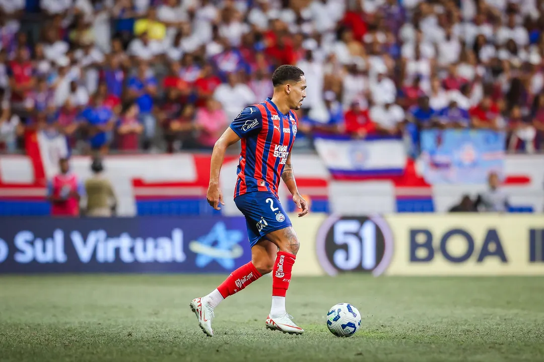 O Bahia tem o desfalque de Gilberto (suspenso) para o Ba-Vi, mas Rogério Ceni ganha o retorno de Santiago Arias, que está à disposição para o clássico no Barradão.