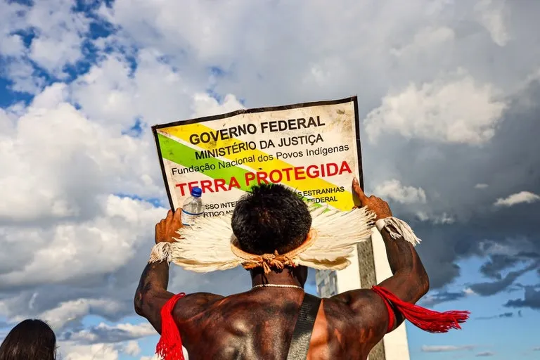 Texto aprovado reflete um acordo mínimo obtido nos debates conduzidos pela comissão