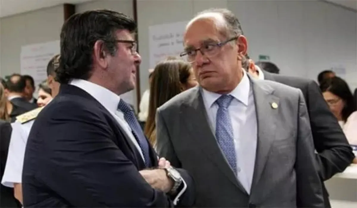 Luiz Fux e Gilmar Mendes conversando.