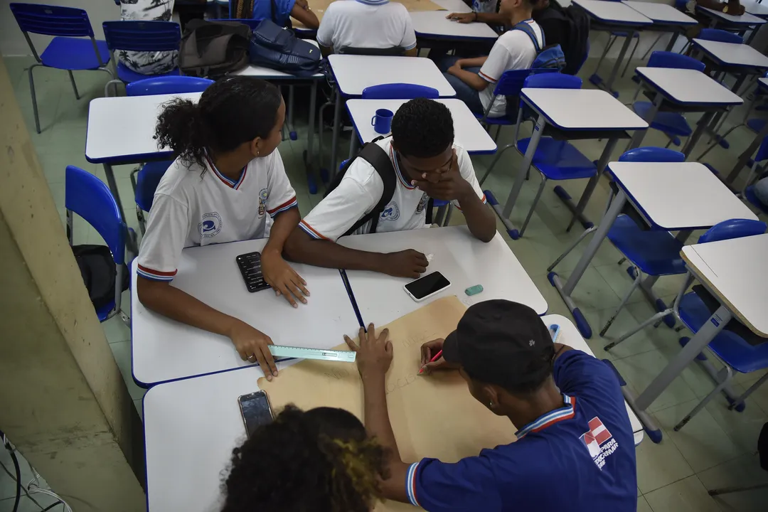 Estudantes do Colégio Estadual Polivalente de Amaralina usando celular