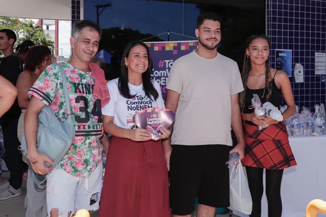 Secretária Rowenna Brito interage com alunos que farão prova do Enem neste domingo, 16