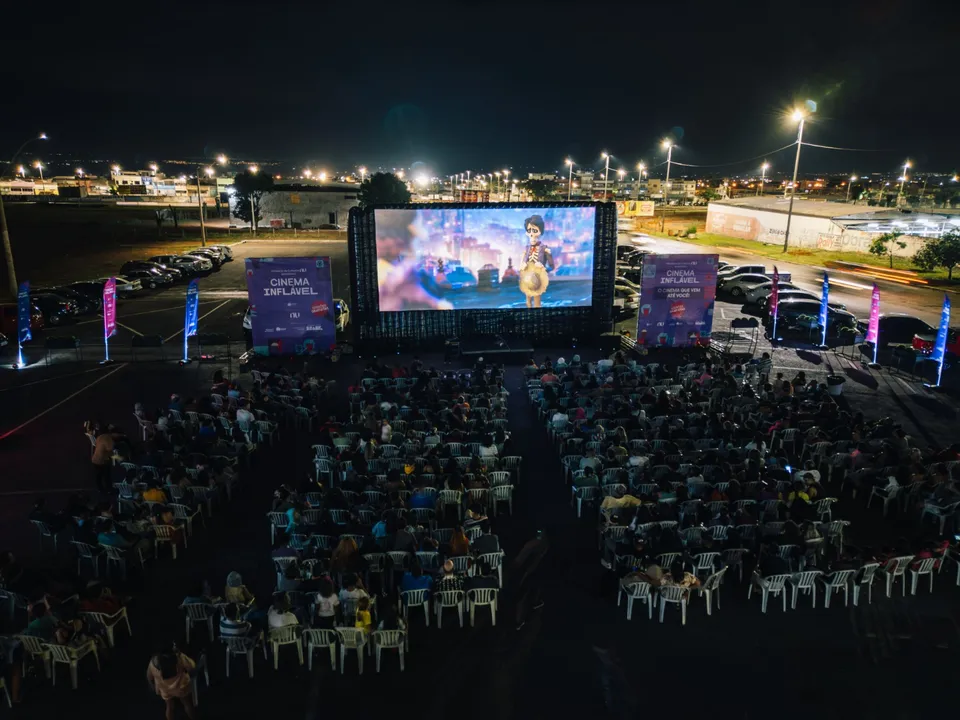 Cinema possui uma tela inflável de 10 x 6 metros