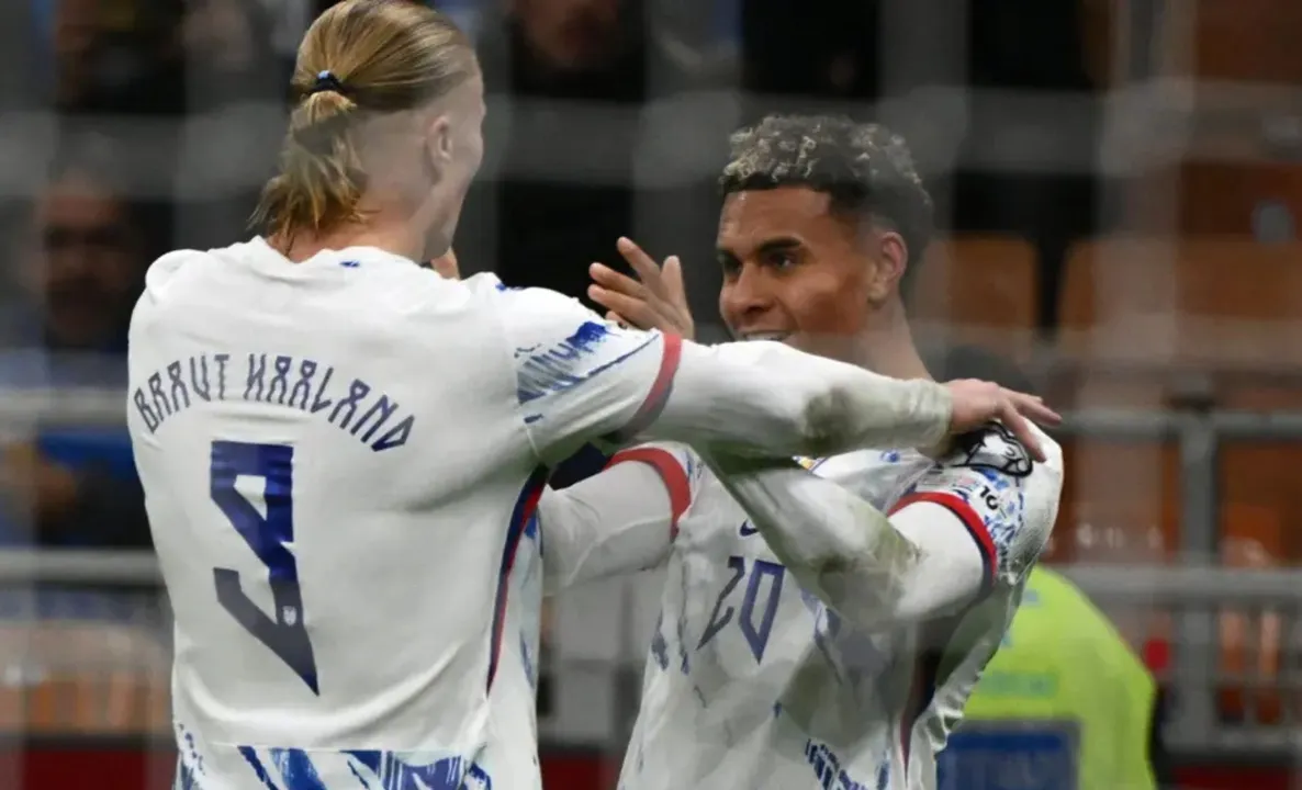 Haaland e Nusa comemoram gol da Noruega