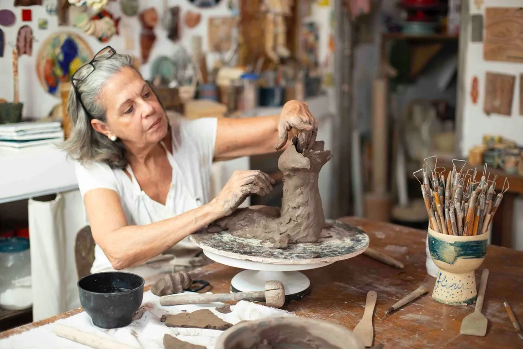 Hilda Salomão abre exposição e lança livro sobre 50 anos de trajetória artística