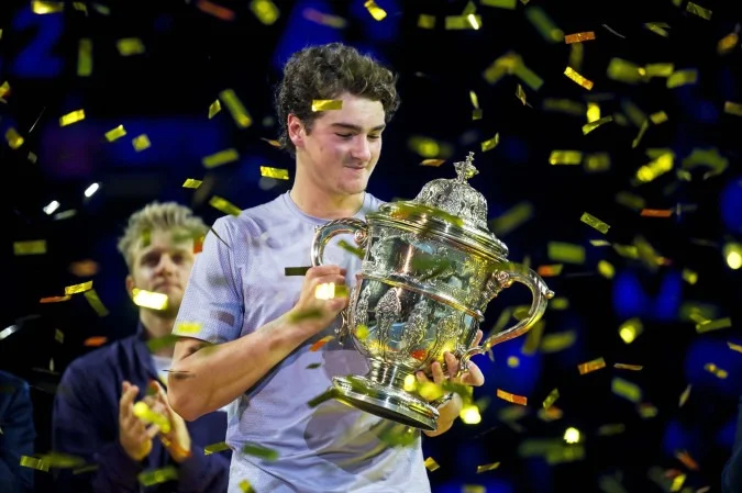 João Fonseca com o troféu do ATP de Basileia