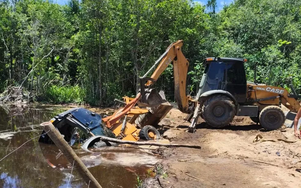 Vítima dirigia o veículo quando a retroescavadeira tombou e caiu no lago