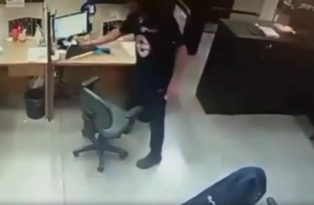 O homem responderá pelo crime de importunação sexual