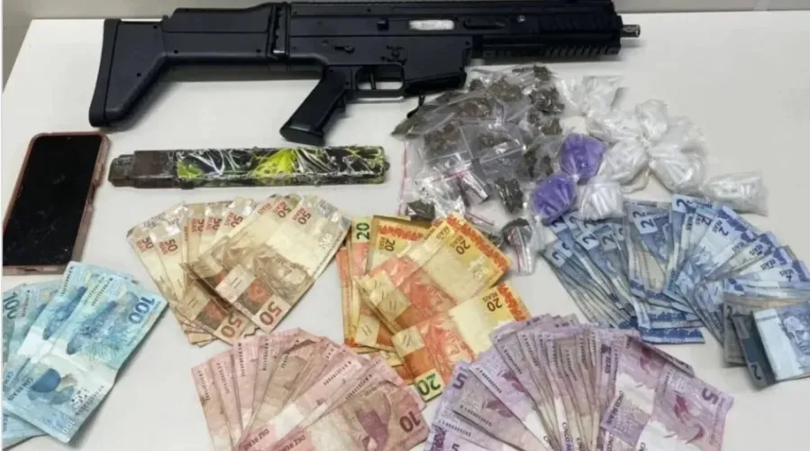 Materiais apreendidos com o criminoso